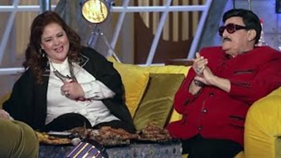 حتى في الموت.. دلال عبد العزيز ترافق سمير غانم في مثواه الأخير (فيديو)