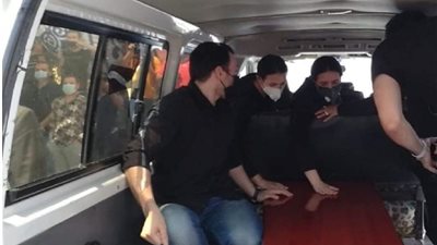 لمْس النعش وقراءة قرآن.. مشاهد من جنازة الفنانة دلال عبد العزيز 