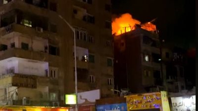 حريق أعلى سطح عقار في الدقي بسبب شماريخ فرح (فيديو)