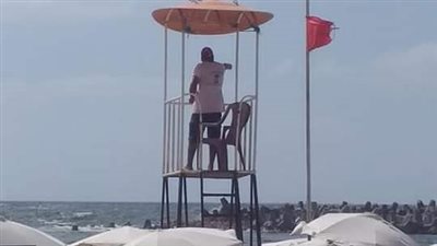 شواطئ الإسكندرية ترفع الرايات الحمراء لارتفاع الأمواج اليوم (صور)