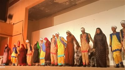 المسرح المتنقل يجذب جمهور أهالى شلاتين