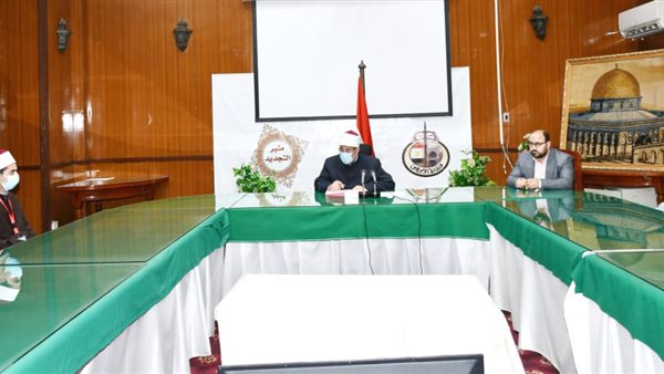 وزير الأوقاف يلتقي