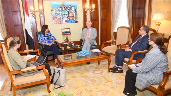 وزيرة الهجرة مع السفير