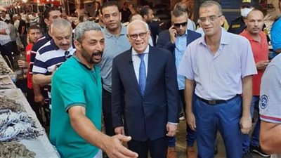 محافظ بورسعيد يتفقد سوق الأسماك الجديد ويلتقي المواطنين «صور» 
