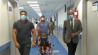بعد استجابة الرئيس السيسي.. لحظة وصول الطفلة مريم ضحية التنمر لمعهد ناصر «صور وفيديو»