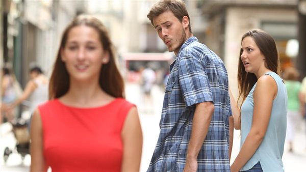 تعبيرية عن تغزل الزوج