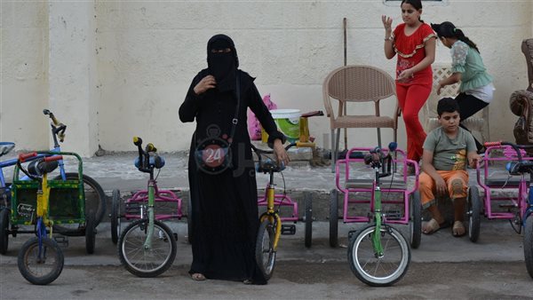 سيدة تكافح من أجل