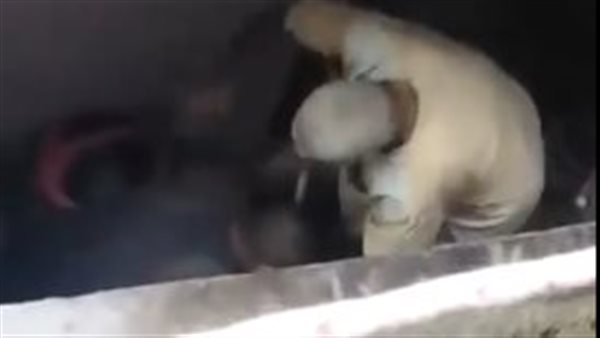 أب يعذب نجله