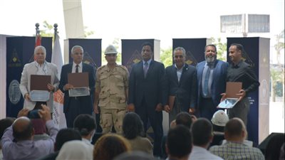 المشرف على مشروع المتحف الكبير يكرم المشاركين في نقل مركب خوفو