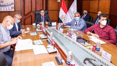 لجنة متخصصة تتفقد مخازن البضائع المهملة والرواكد بميناء دمياط