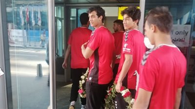 ناشئو منتخب اليد يستقبلون بعثة الأولمبياد بالورود