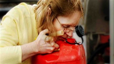 تفاصيل إطلاق عطر برائحة البنزين لملاك السيارات الكهربائية