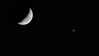 اليوم.. سماء مصر تشهد اقتران هلال القمر مع كوكب الزهرة 