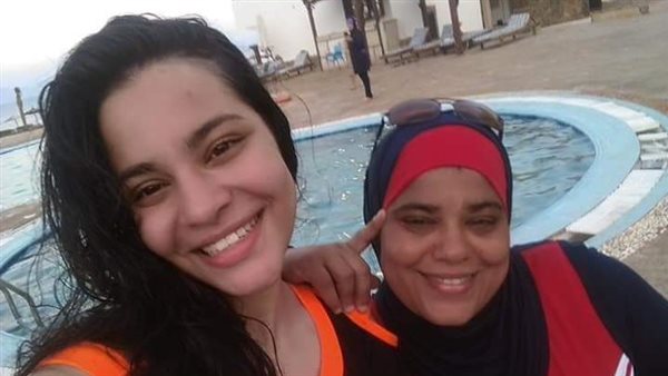 الفتاة ووالدتها