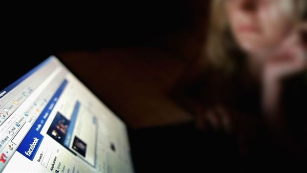 متهم بابتزاز زوجته