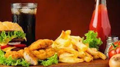 دراسة: الأطعمة السريعة تسبب مخاطر صحية كبيرة على الأطفال