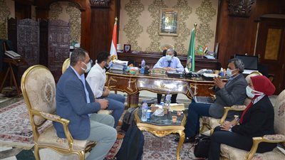 محافظ المنيا يناقش مع ممثلي برنامج التنمية المحلية بالصعيد خطة التكتلات الاقتصادية