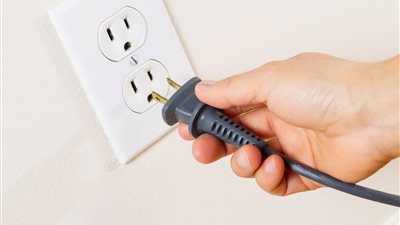 الكهرباء: يجب إزالة «الفيشة» من الأجهزة الكهربائية حال عدم استخدامها