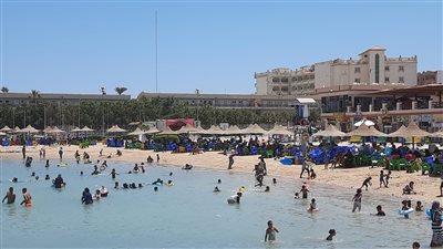 إقبال كبير من المواطنين على شواطئ الغردقة هربًا من ارتفاع درجات الحرارة