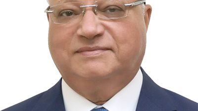 محافظ القاهرة يوجه بشن حملات لرفع السيارات المتهالكة بالشوارع