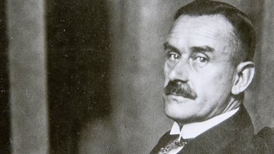  فاز بنوبل وسحبت منه الجنسية الألمانية.. ما لا تعرفه عن الأديب توماس مان