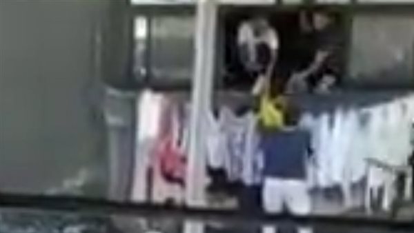 إنقاذ طفل سقط من