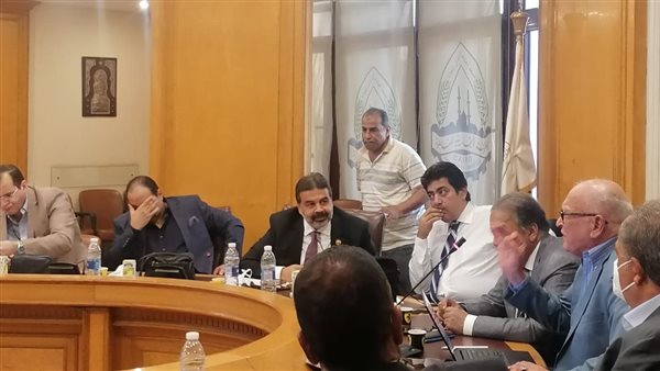 الدكتور حسين منصور