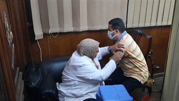 تطعيم المواطنين بلقاح