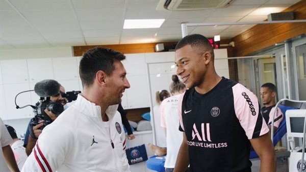 مبابي وميسي لاعبا