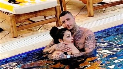 لقطات رومانسية للفنان أحمد الفيشاوي وزوجته داخل حمام السباحة