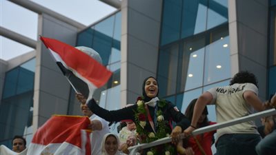 جولة فريال أشرف بالأتوبيس المكشوف في الشوارع المصرية «فيديو»