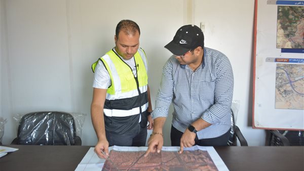 مدير المشروع يستعرض