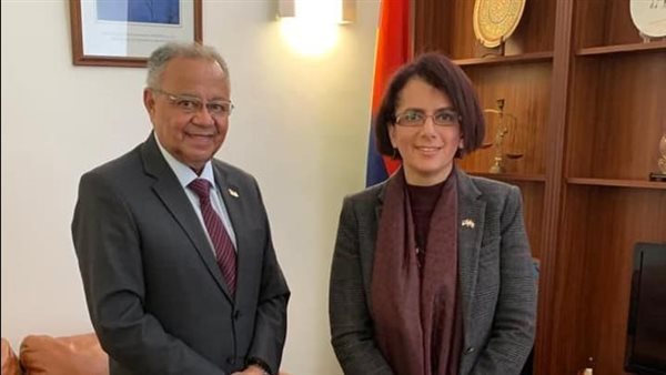 السفيرة المصرية ونائب