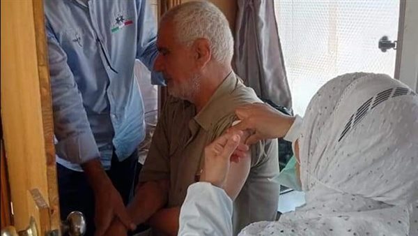 تطعيم المواطنين بلقاح