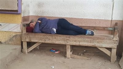 لخدمة أهل دائرته.. نائب برلماني ينام في الشارع خلال انتظاره إصلاح عطل كهربائي «صور»