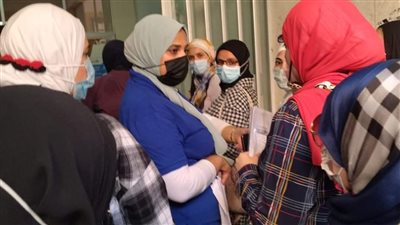 إقبال كبير من الراغبين في السفر على مركز تطعيم المسافرين بلقاح فيروس كورونا ببورسعيد «صور»