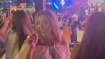 ليلى علوي ترقص بـ حفل عمرو دياب.. والجمهور يهاجمها بسبب دلال عبد العزيز