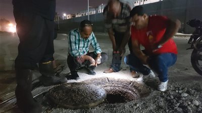 إستخراج جوال من «خيش» ينهي أزمة طفح مواد بترولية من الصرف الصحي ببورسعيد«صور وفيديو»