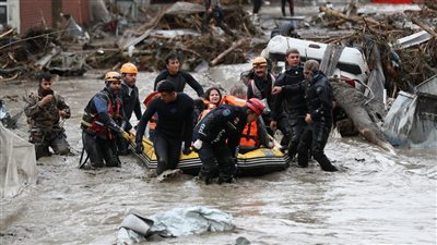 عشرات الوفيات في فيضانات تركيا.. ووسائل إعلام: حصيلة الضحايا النهائية غير معلومة حتى الآن