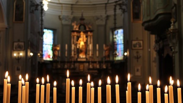 شموع في كنيسة 