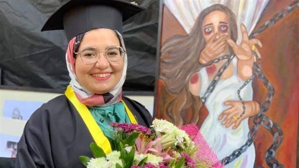 فاطمة أيمن مع مشروعها