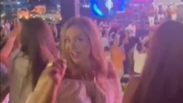 ليلى علوي ترقص فى