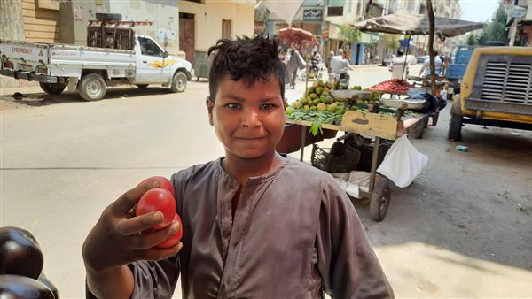 طفل يبيع الخضار