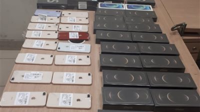 جمارك المطار تضبط راكب قادم من الإمارات لمحاولته تهريب 42 جهاز آيفون