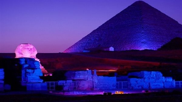 أضاءه الأهرامات باللون