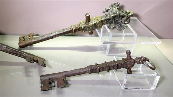 3 مفاتيح ضخمة لأديرة