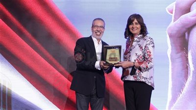 وزيرة الهجرة تُكرم مدحت العدل في المؤتمر الثاني للكيانات المصرية بالخارج «صور»