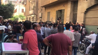 زحام شديد على مركز تلقي لقاح كورونا للمسافرين بالدقهلية.. والمواطنين: « احنا بنام على الرصيف» 