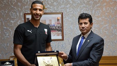 وزير الرياضة يكرم عمر عصر لاعب تنس الطاولة