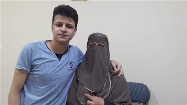 عمر ووالدته